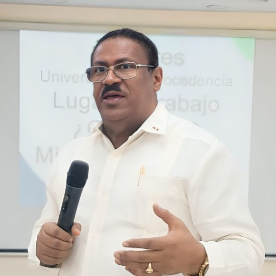 El SRSO realiza inducción a decenas de nuevos médicos pasantes