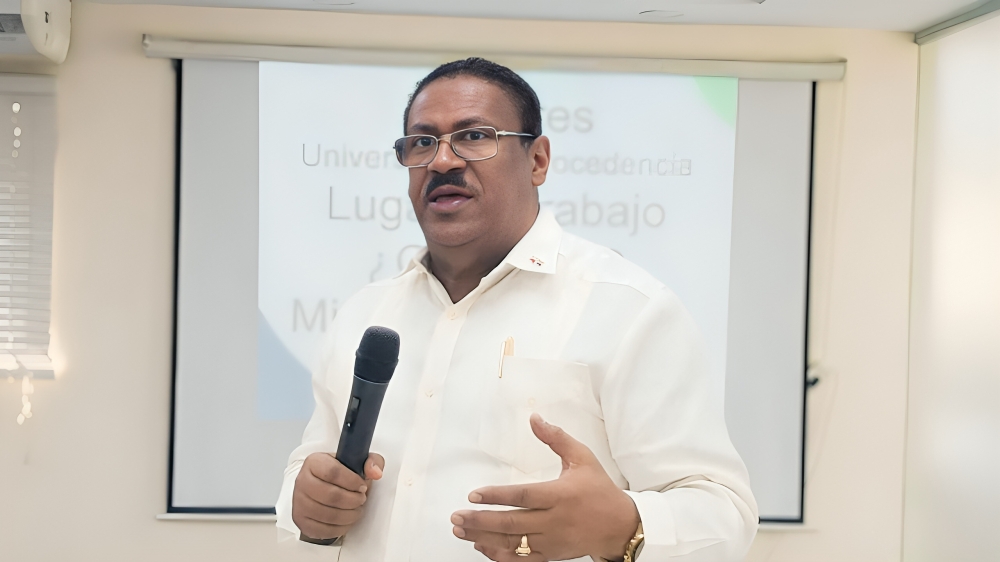 El SRSO realiza inducción a decenas de nuevos médicos pasantes
