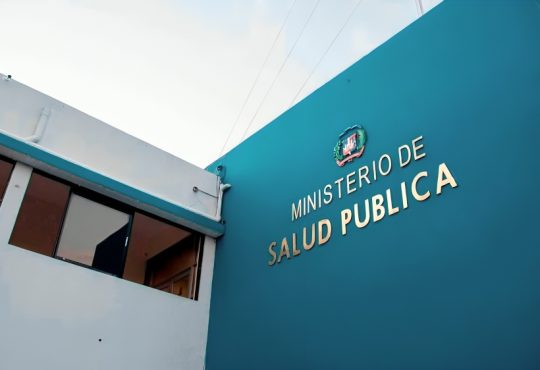 Ministerio de Salud recomienda consumo de agua, frutas y vegetales ante ola de calor que afecta al país