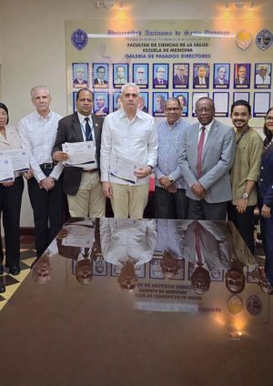 La Escuela de Medicina - UASD reconoce a especialistas del Consejo Nacional de Drogas por su invaluable aporte a la formación de médicos