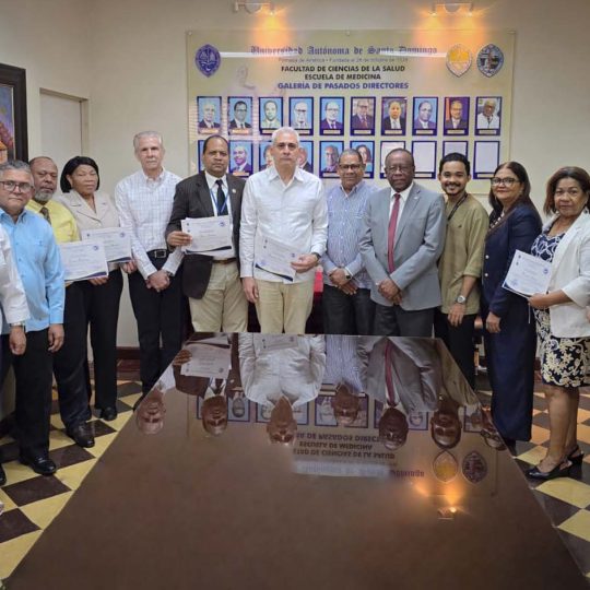La Escuela de Medicina - UASD reconoce a especialistas del Consejo Nacional de Drogas por su invaluable aporte a la formación de médicos