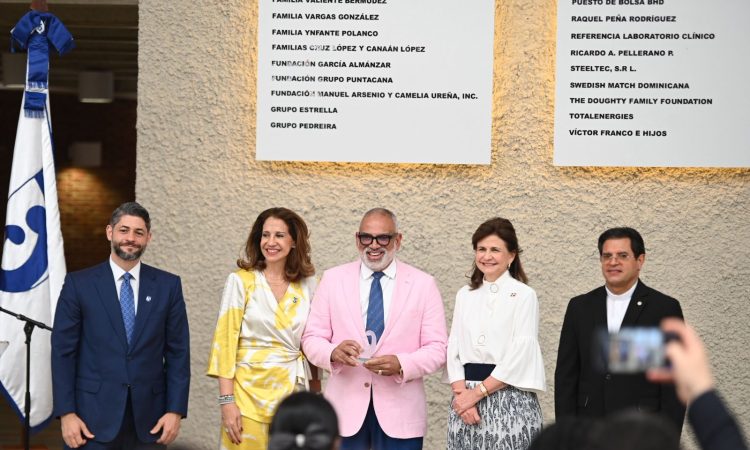 Dr. Julio Gonell Morel y su familia son incorporados como Guardianes de la Academia de la Fundación Madre y Maestra de la PUCMM