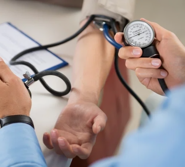 Especialista de Mayo Clinic advierte que hipertensión puede desarrollarse sin síntomas y destaca factores de estilo de vida que influyen en el riesgo