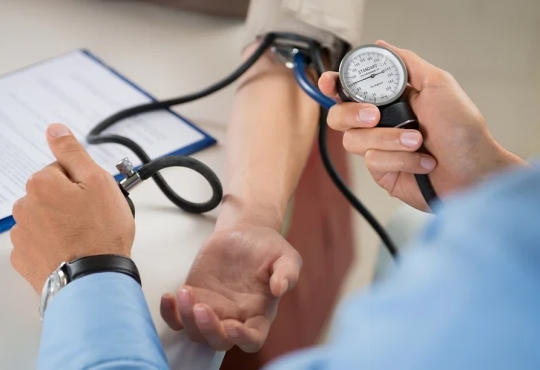 Especialista de Mayo Clinic advierte que hipertensión puede desarrollarse sin síntomas y destaca factores de estilo de vida que influyen en el riesgo