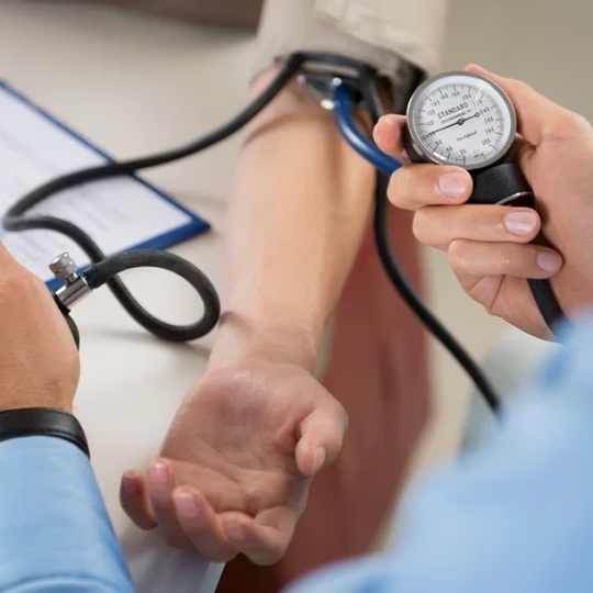 Especialista de Mayo Clinic advierte que hipertensión puede desarrollarse sin síntomas y destaca factores de estilo de vida que influyen en el riesgo