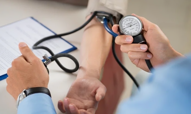 Especialista de Mayo Clinic advierte que hipertensión puede desarrollarse sin síntomas y destaca factores de estilo de vida que influyen en el riesgo