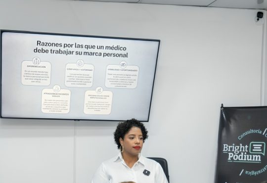 Especialista alerta sobre riesgos de desinformación en internet y exhorta a médicos a ocupar espacios digitales con contenido ético y riguroso
