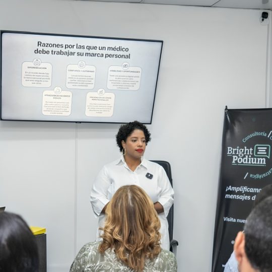 Especialista alerta sobre riesgos de desinformación en internet y exhorta a médicos a ocupar espacios digitales con contenido ético y riguroso
