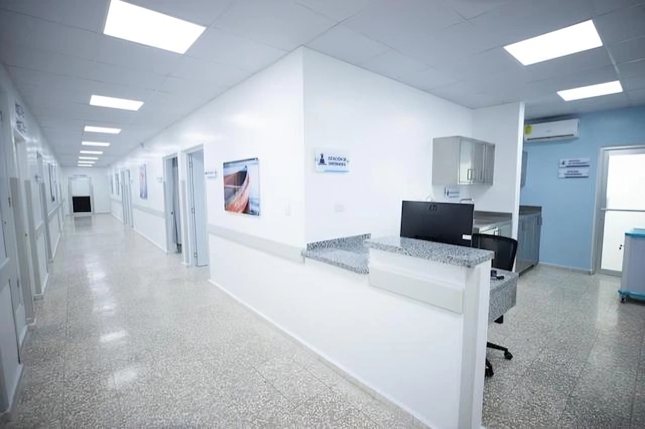 Autoridades de Salud inauguran remozado Hospital Municipal Srta. Elupina Cordero en Sabana de la Mar