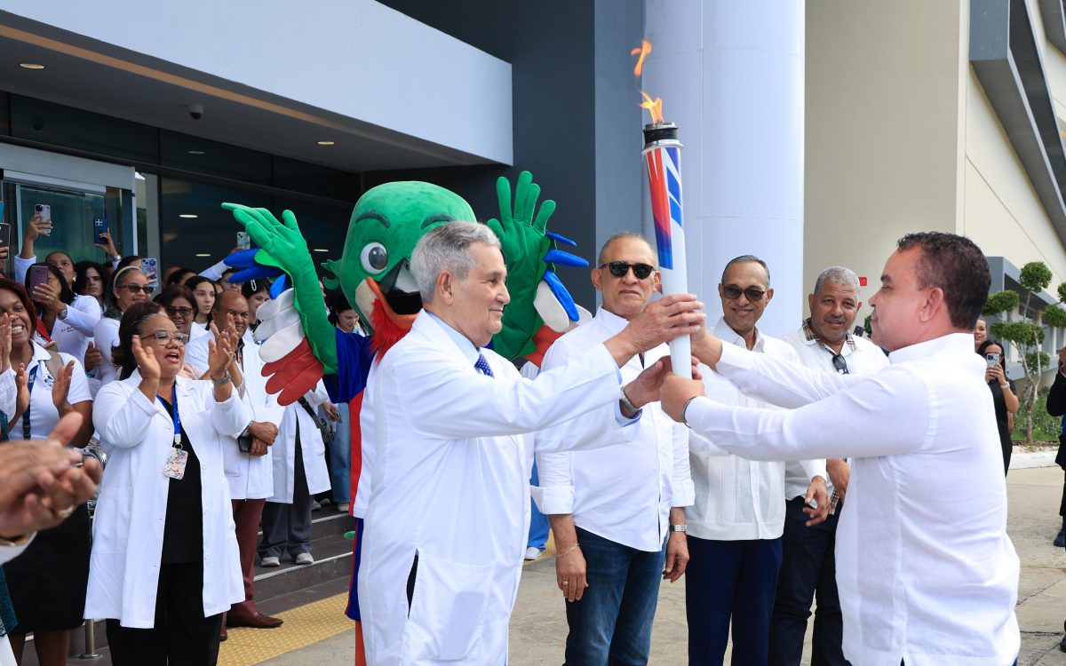 SNS recibe antorcha de Juegos Centroamericanos y del Caribe Santo Domingo 2026 y garantiza asistencia médica gratuita para atletas y visitantes
