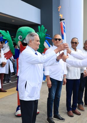 SNS recibe antorcha de Juegos Centroamericanos y del Caribe Santo Domingo 2026 y garantiza asistencia médica gratuita para atletas y visitantes