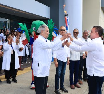 SNS recibe antorcha de Juegos Centroamericanos y del Caribe Santo Domingo 2026 y garantiza asistencia médica gratuita para atletas y visitantes