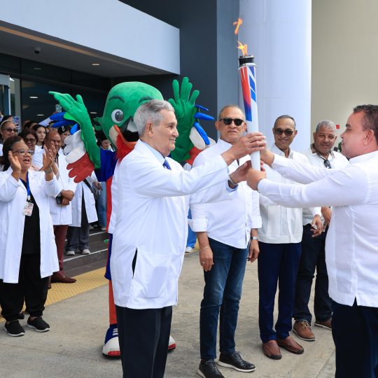 SNS recibe antorcha de Juegos Centroamericanos y del Caribe Santo Domingo 2026 y garantiza asistencia médica gratuita para atletas y visitantes