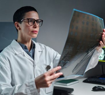 Los tumores cerebrales benignos también pueden afectar funciones vitales, advierte especialista de Cleveland Clinic