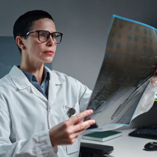 Los tumores cerebrales benignos también pueden afectar funciones vitales, advierte especialista de Cleveland Clinic