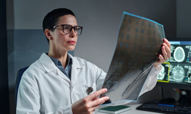 Los tumores cerebrales benignos también pueden afectar funciones vitales, advierte especialista de Cleveland Clinic