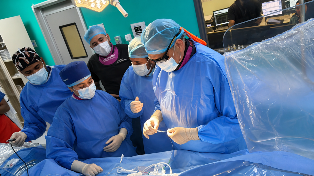 CEDIMAT realiza el primer procedimiento de litotricia intravascular coronaria con balón del país