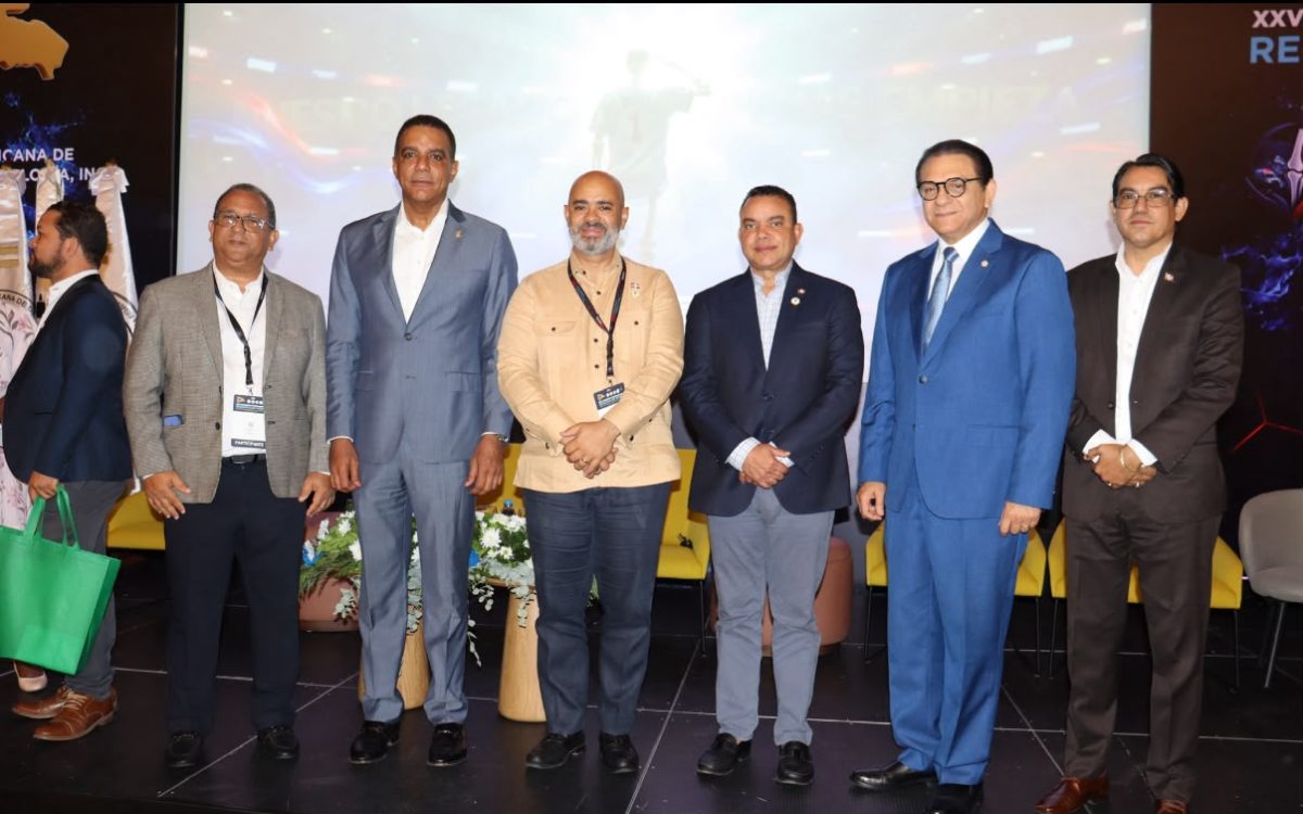 Director del SNS recibe dos reconocimientos durante Congreso Internacional de Ortopedia y Traumatología