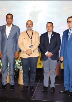 Director del SNS recibe dos reconocimientos durante Congreso Internacional de Ortopedia y Traumatología
