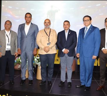 Director del SNS recibe dos reconocimientos durante Congreso Internacional de Ortopedia y Traumatología