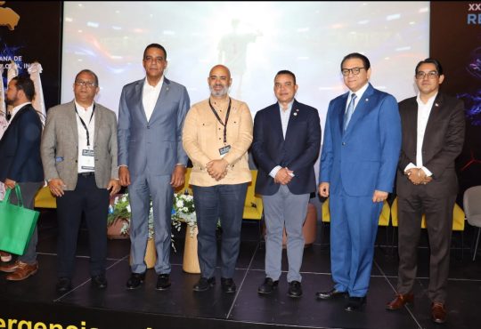 Director del SNS recibe dos reconocimientos durante Congreso Internacional de Ortopedia y Traumatología