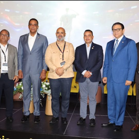 Director del SNS recibe dos reconocimientos durante Congreso Internacional de Ortopedia y Traumatología