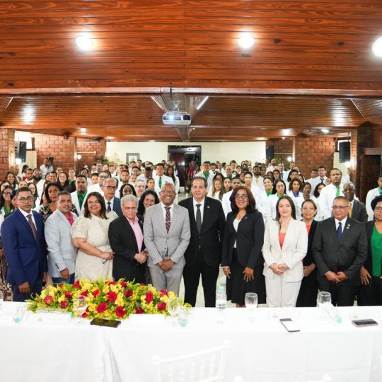 Salud Pública y CMD impulsan nueva generación de médicos especialistas para fortalecer el sistema de salud