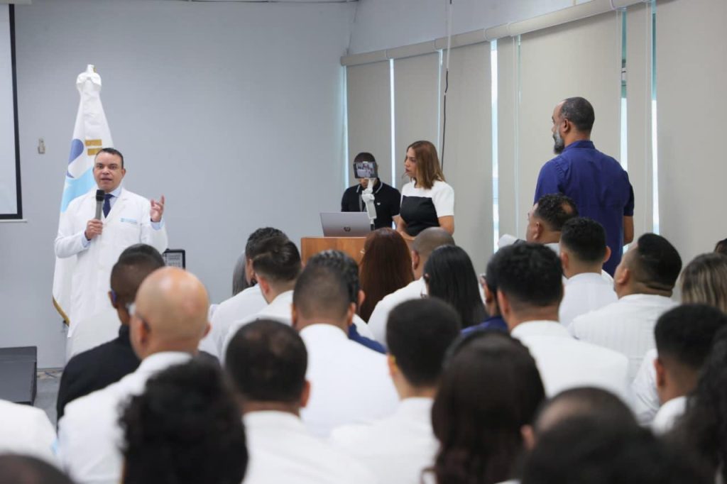 Director del SNS da la bienvenida a los nuevos residentes médicos del Hospital Ney Arias Lora Director del SNS da la bienvenida a los nuevos residentes médicos del Hospital Ney Arias Lora