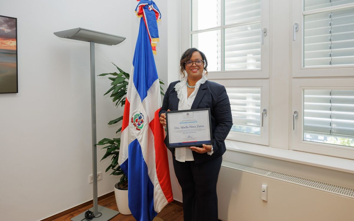 La excelencia médica dominicana brilla en Europa: Embajada de la República Dominicana en Alemania reconoce a la Dra. Sibella Pérez Zaten por su trayectoria y liderazgo en el sector salud