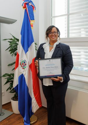 La excelencia médica dominicana brilla en Europa: Embajada de la República Dominicana en Alemania reconoce a la Dra. Sibella Pérez Zaten por su trayectoria y liderazgo en el sector salud
