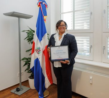 La excelencia médica dominicana brilla en Europa: Embajada de la República Dominicana en Alemania reconoce a la Dra. Sibella Pérez Zaten por su trayectoria y liderazgo en el sector salud