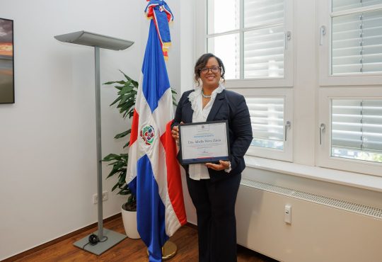 La excelencia médica dominicana brilla en Europa: Embajada de la República Dominicana en Alemania reconoce a la Dra. Sibella Pérez Zaten por su trayectoria y liderazgo en el sector salud