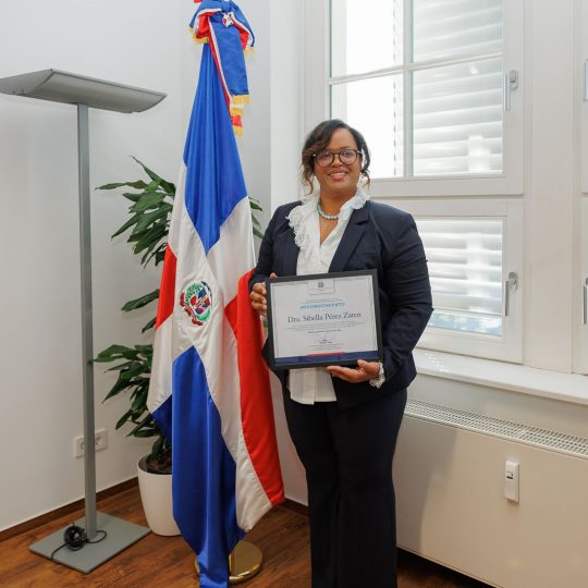 La excelencia médica dominicana brilla en Europa: Embajada de la República Dominicana en Alemania reconoce a la Dra. Sibella Pérez Zaten por su trayectoria y liderazgo en el sector salud