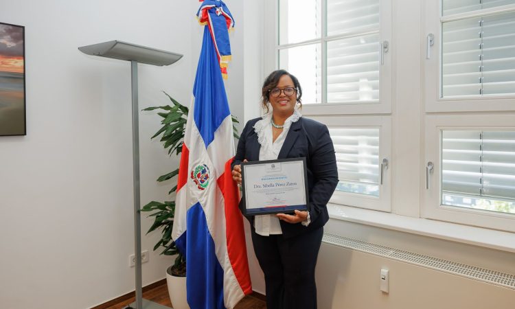 La excelencia médica dominicana brilla en Europa: Embajada de la República Dominicana en Alemania reconoce a la Dra. Sibella Pérez Zaten por su trayectoria y liderazgo en el sector salud