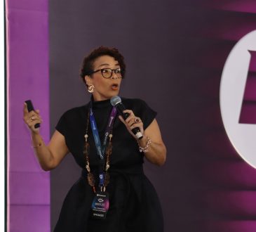 Dra. Alexandra Hichez aborda el impacto emocional de la pérdida visual durante jornada científica sobre glaucoma