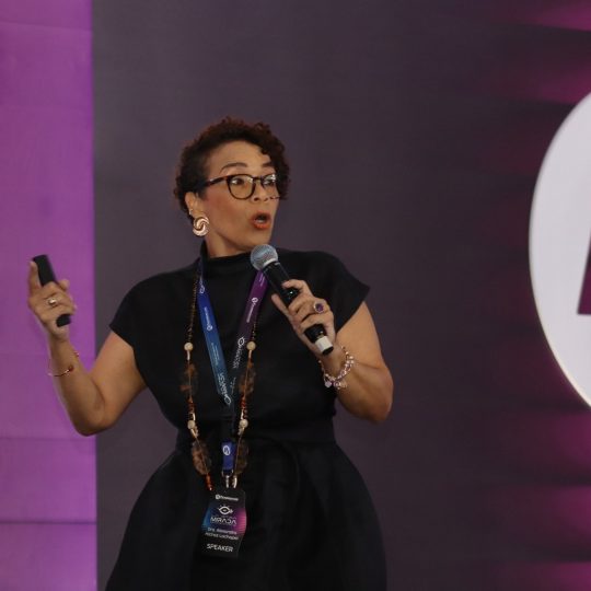 Dra. Alexandra Hichez aborda el impacto emocional de la pérdida visual durante jornada científica sobre glaucoma