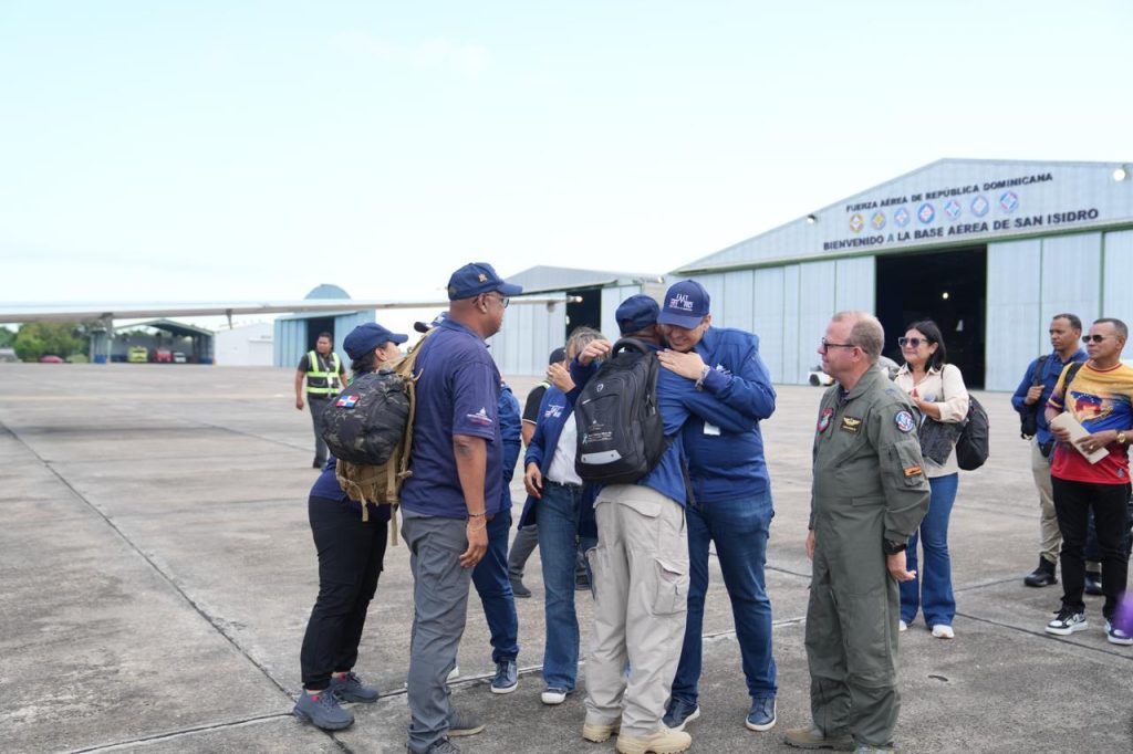 Ministro de Salud retorna al país junto al Equipo Médico de Emergencia tras culminar misión humanitaria en Venezuela Ministro de Salud retorna al país junto al Equipo Médico de Emergencia tras culminar misión humanitaria en Venezuela