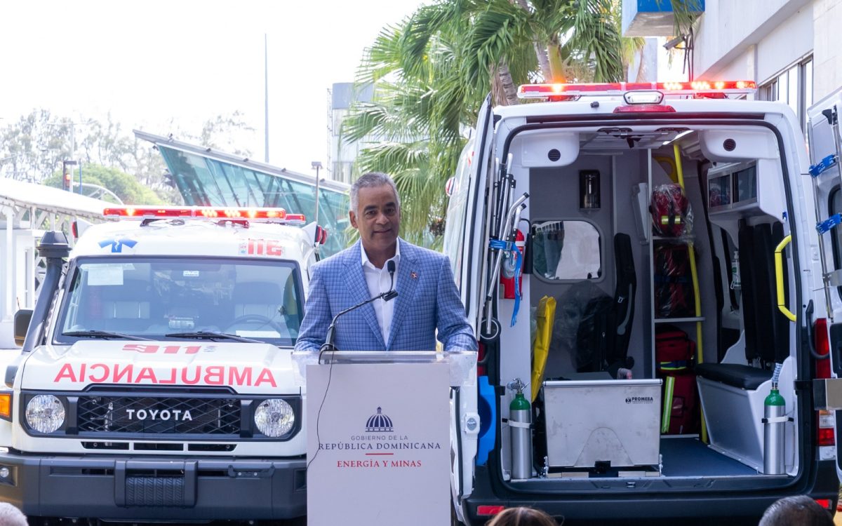 Gobierno continúa con el fortalecimiento del sistema de salud en Sánchez Ramírez con entrega de dos ambulancias