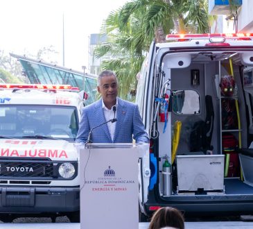 Gobierno continúa con el fortalecimiento del sistema de salud en Sánchez Ramírez con entrega de dos ambulancias