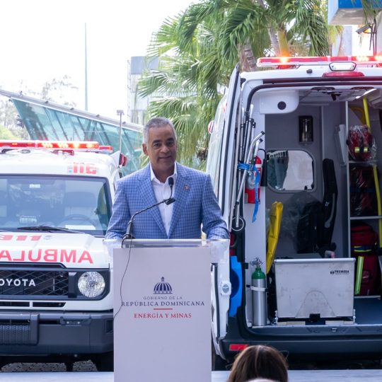 Gobierno continúa con el fortalecimiento del sistema de salud en Sánchez Ramírez con entrega de dos ambulancias
