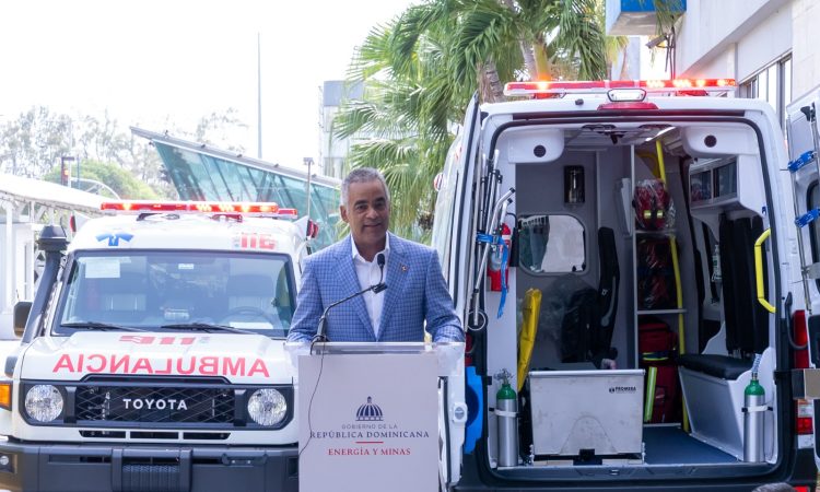 Gobierno continúa con el fortalecimiento del sistema de salud en Sánchez Ramírez con entrega de dos ambulancias Gobierno continúa con el fortalecimiento del sistema de salud en Sánchez Ramírez con entrega de dos ambulancias