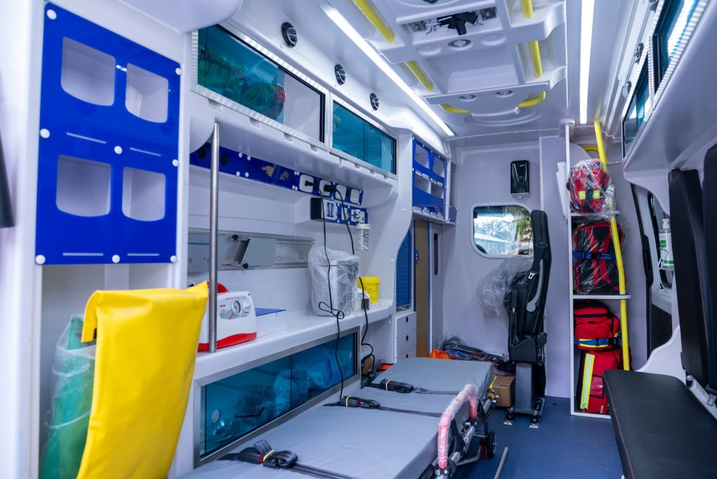 Gobierno continúa con el fortalecimiento del sistema de salud en Sánchez Ramírez con entrega de dos ambulancias Gobierno continúa con el fortalecimiento del sistema de salud en Sánchez Ramírez con entrega de dos ambulancias