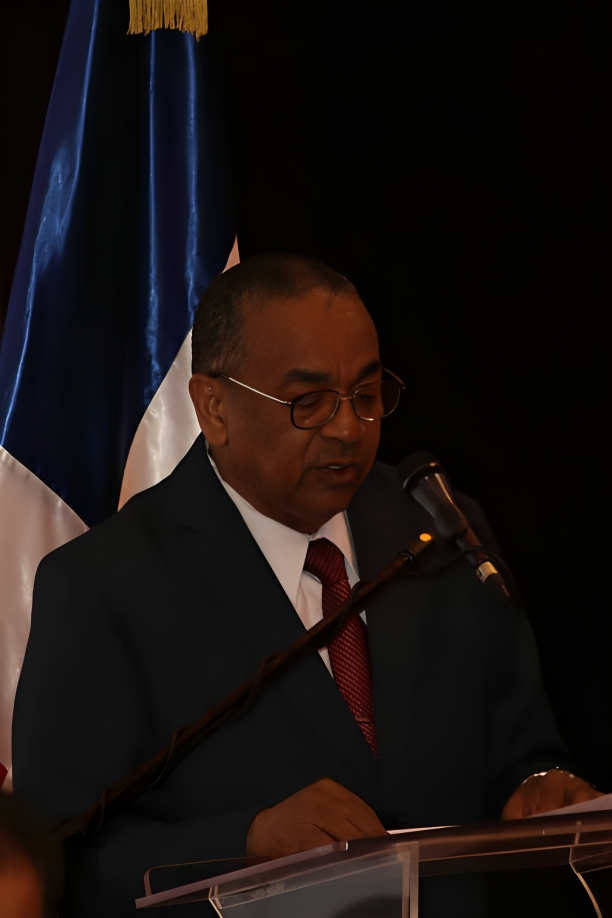 Dr. Roberto Nina recibe la máxima distinción como Maestro de la Medicina Dominicana Dr. Roberto Nina recibe la máxima distinción como Maestro de la Medicina Dominicana