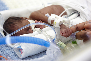 Sociedades Médicas Especializadas Piden Pasar de la Contingencia a una Reforma Sistémica ante Mortalidad Neonatal en la Red Pública