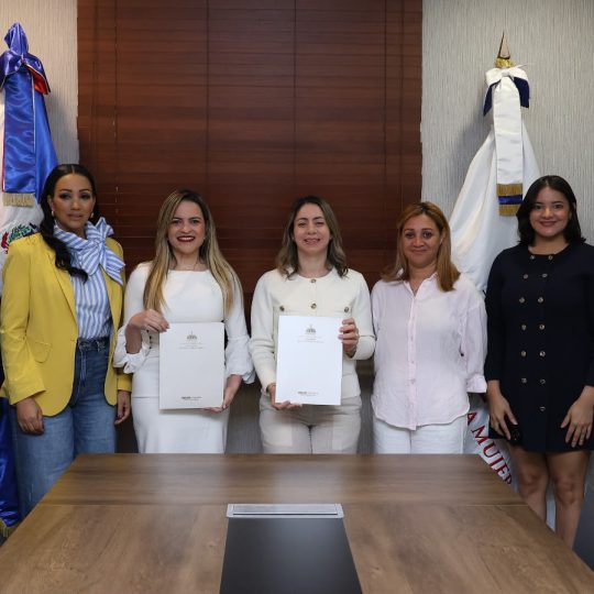 Ministerio de la Mujer y Hospital Pediátrico Dr. Hugo Mendoza firman acuerdo para fortalecer el apoyo a familias cuidadoras de pacientes hospitalizados