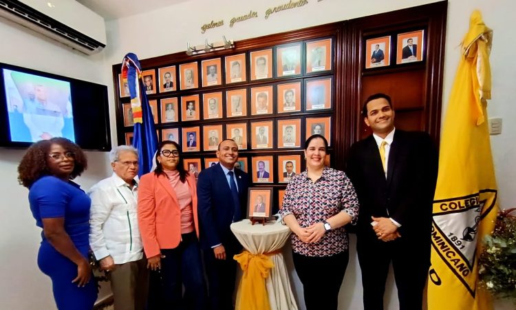 Develan retrato del Dr. Christian Mateo Michelis en el marco de la Semana del Médico