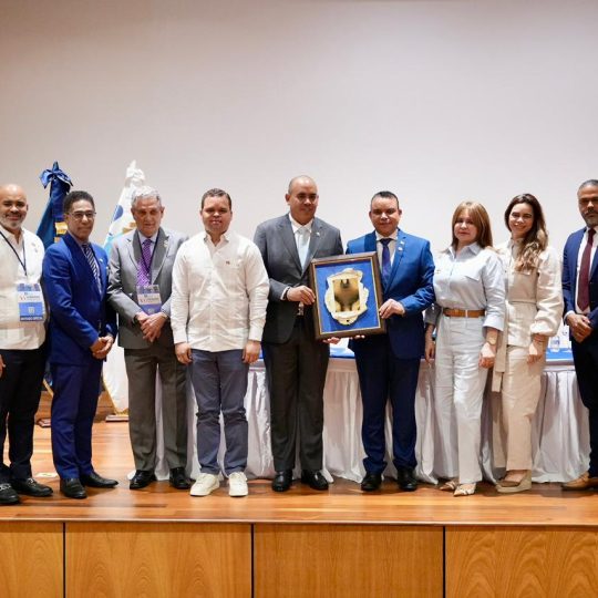 Ney Arias Lora dedica XV Jornada Científica al doctor Julio César Landrón