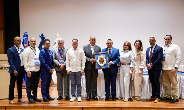 Ney Arias Lora dedica XV Jornada Científica al doctor Julio César Landrón Ney Arias Lora dedica XV Jornada Científica al doctor Julio César Landrón