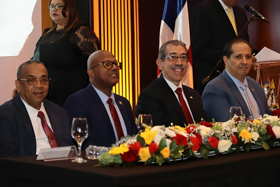 Dr. Roberto Nina recibe la máxima distinción como Maestro de la Medicina Dominicana Dr. Roberto Nina recibe la máxima distinción como Maestro de la Medicina Dominicana