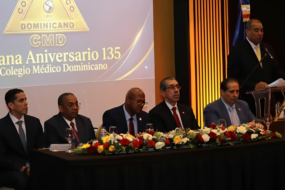Dr. Roberto Nina recibe la máxima distinción como Maestro de la Medicina Dominicana Dr. Roberto Nina recibe la máxima distinción como Maestro de la Medicina Dominicana